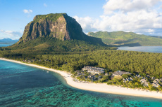 Уединение с видом на объект наследия ЮНЕСКО в отеле JW Marriott Mauritius, Маврикий